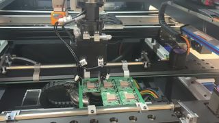 Inline-PCB-Depaneling-Routermaschine mit PCBA-Entladung auf dem Tray PCB-Fräsmaschine