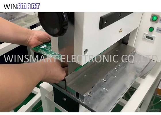 Ein guter Preis. 3mm Stärke-Blatt-Guillotine PWB-Schneider PWB CNC-Maschine fertigte besonders an Online